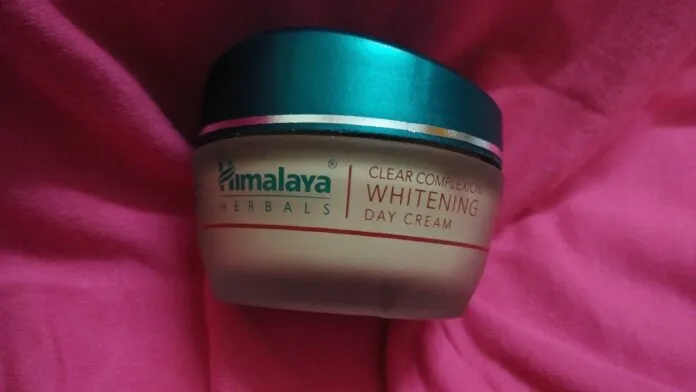 Kem Himalaya Herbals Clear Complexion Whitening được chiết xuất từ các thảo dược kết hợp chất chống nắng mang tính đột phá Cinnabloc cung cấp nước, dưỡng ẩm tế bào da (ảnh: internet).