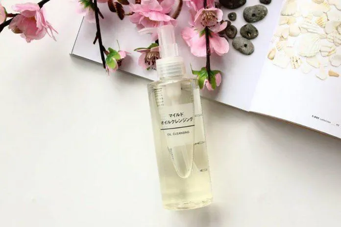 Dầu tẩy trang Muji Mild Cleansing Oil giúp làm sạch sâu da. (nguồn: Internet)