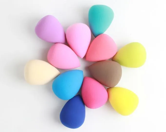 Mút trang điểm hoặc beauty blender dễ bảo quản và dễ dàng mang theo khi du lịch hơn hẳn cọ trang điểm. (nguồn: Internet)