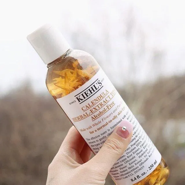 Toner hoa cúc Kiehl’s Calendula Herbal Extract Alcohol nằm trong top nước hoa hồng trị mụn tốt nhất.