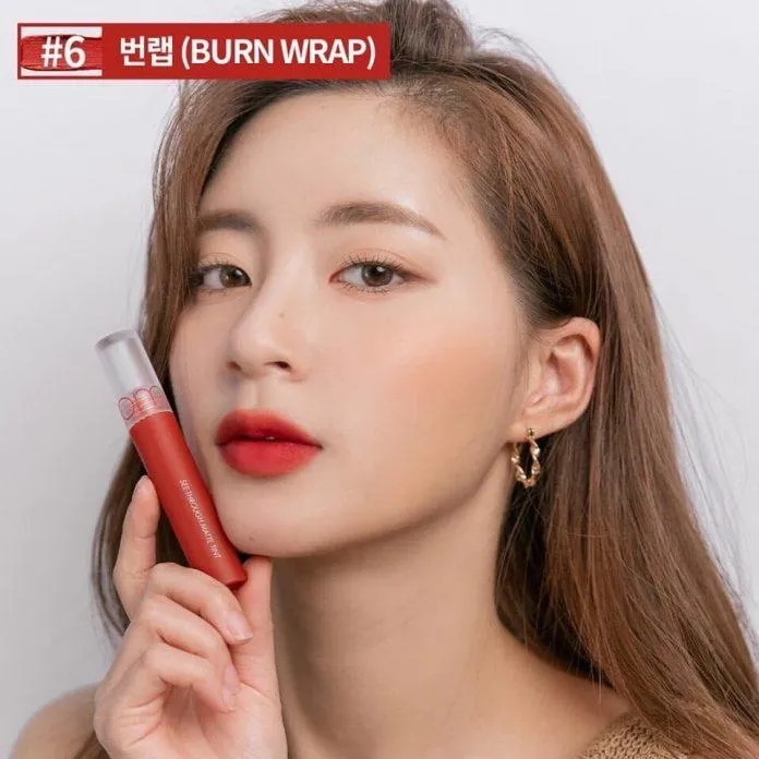 Burn Wrap kà sắc son đỏ nâu thuộc tone ấm, thích hợp với làn da châu Á. (nguồn: Internet)