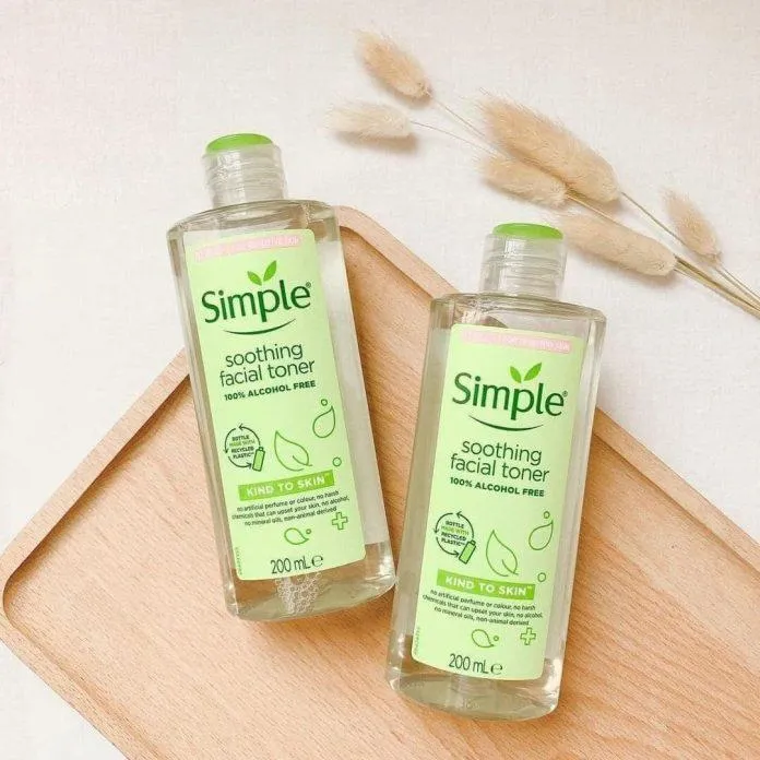 Nước hoa hồng Simple Toner. (