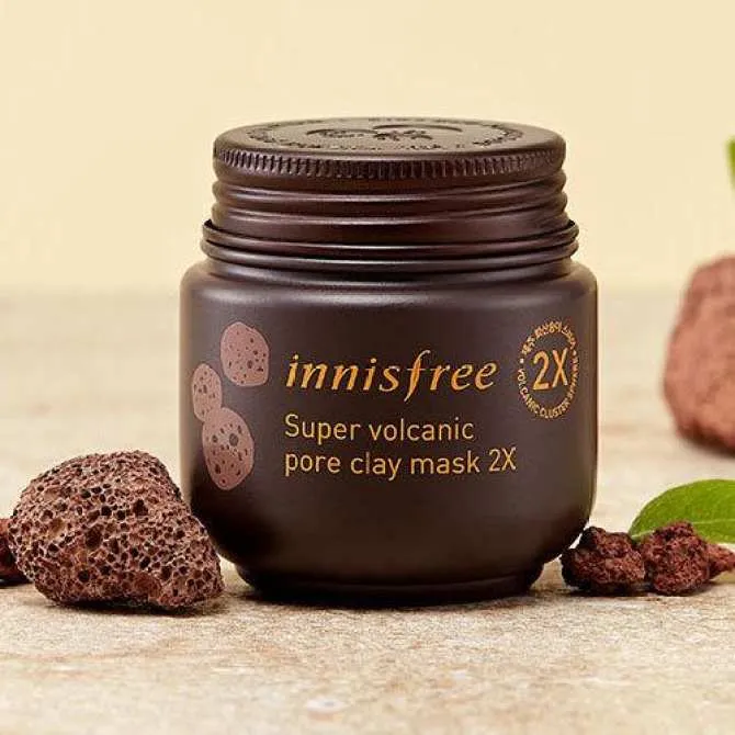 Ngoài ra mặt nạ đất sét Innisfree còn chứa thành phần AHA- giúp kích thích việc tái tạo collagen, hỗ trợ dưỡng trắng da mặt. (Nguồn ảnh: Internet)