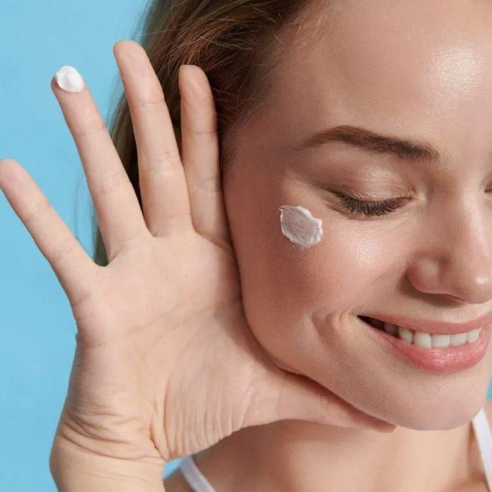 Bạn nên tuân thoe thứ tự sau skincare- kem chống nắng- trang điểm để kem chống nắng có tác dụng tốt nhất (Nguồn: Internet).