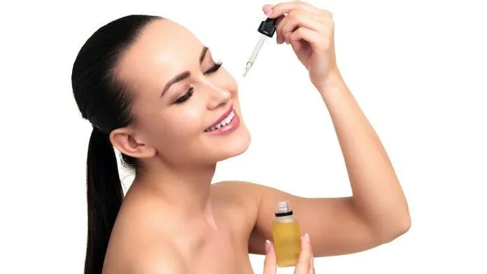 Nếu bạn có một làn da thiếu nước hãy thử các loại serum cấp nước (Ảnh: Internet)