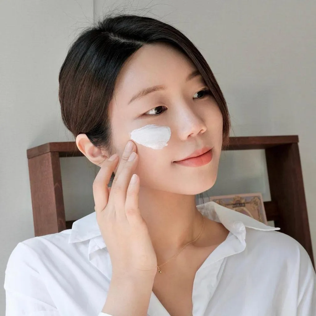 Khi sử dụng retinol, làn da sẽ trở nên nhạy cảm hơn, lúc này chúng ta cần đặc biệt che chắn cho da (Ảnh: internet)