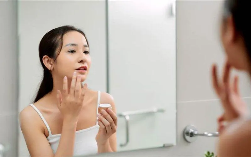 Các sản phẩm có chứa retinol thường không hề rẻ chút nào, để duy trì bạn sẽ cần một khoản đầu tư ớn (Ảnh: internet)