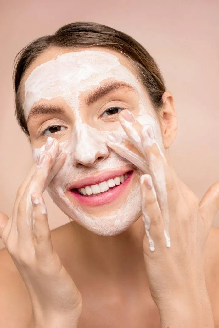 Sữa rửa mặt chứa thành phần tự nhiên là trào lưu hiện nay bởi chúng sẽ giảm thiểu khả năng gây kích ứng lên da mặt (Nguồn: Shiny Diamond).