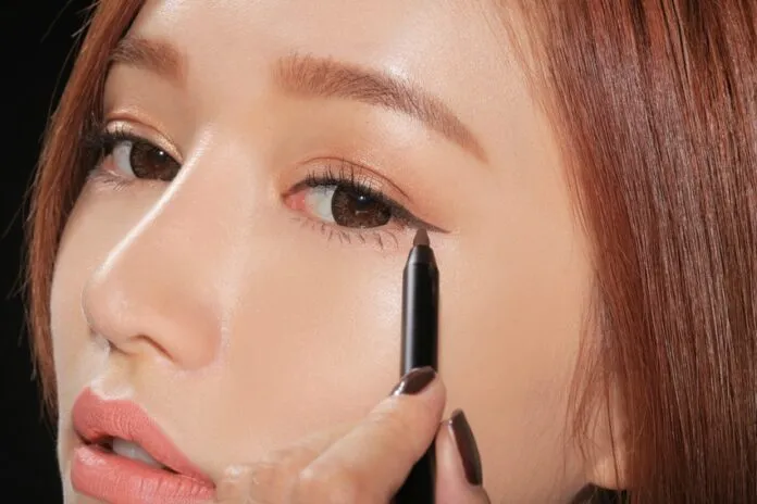 Dùng Eyeliner sẽ giúp đôi mắt của bạn trông to và đẹp hơn