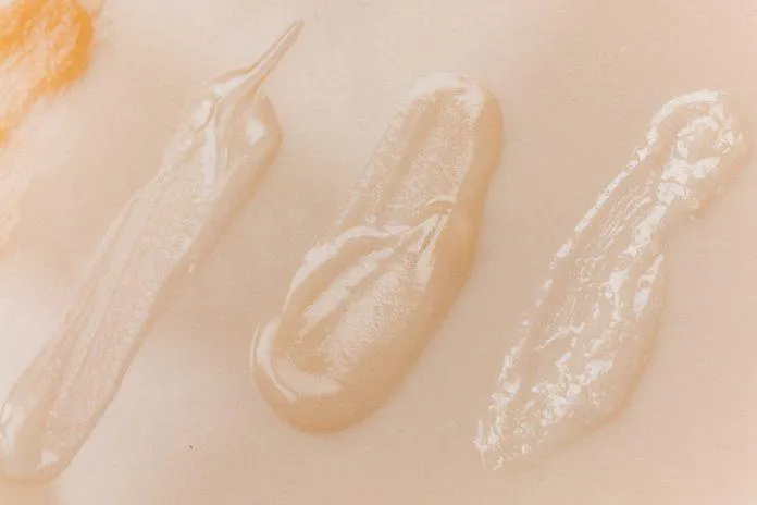 Kem chống nắng dạng gel thường có màu trong suốt hoặc trắng/vàng đục (Nguồn: Internet).