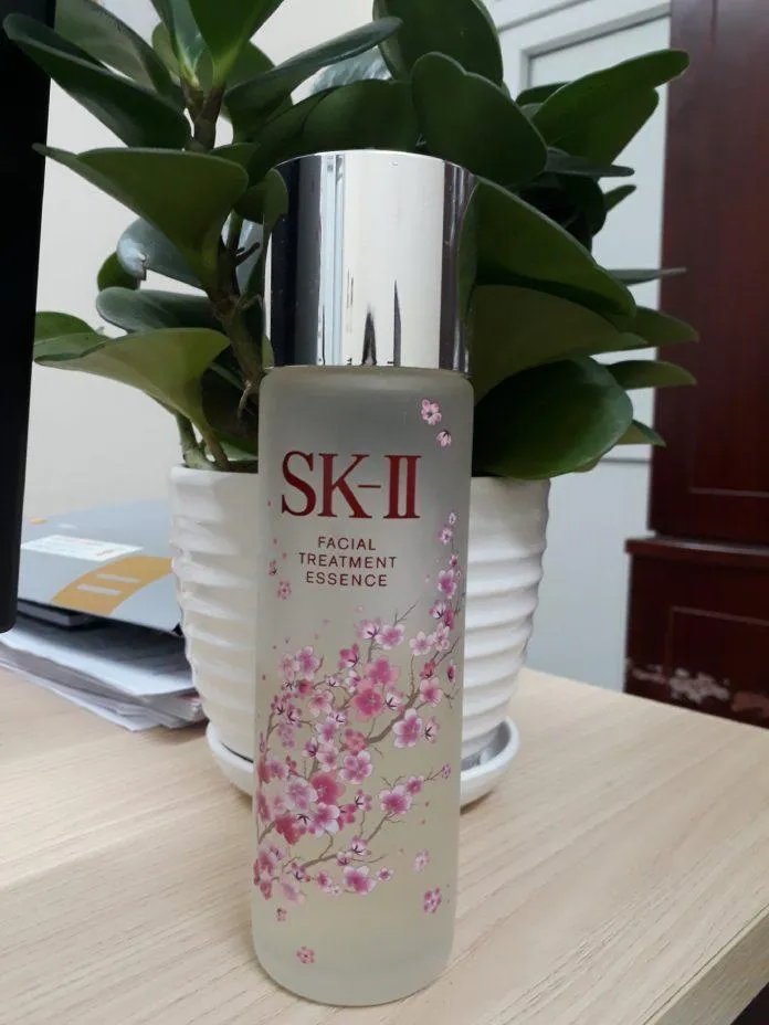 Chai nước thần SK II Facial Treatment Essence phiên bản hoa anh đào có thiết kế hình trụ tròn, cầm chắc tay (ảnh: Blogphunu.edu.vn).