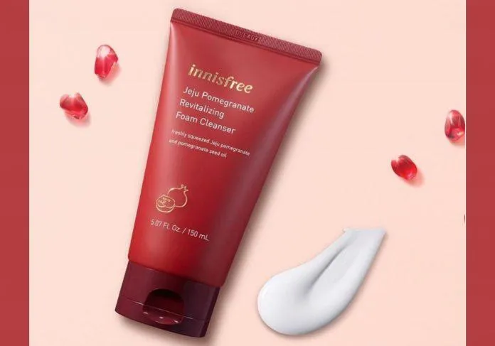 Sữa rửa mặt Innisfree Jeju Pomegranate Revitalizing Foam Cleanser giúp làm sạch, chống lão hóa từ bên trong và dưỡng sáng da (Nguồn: Internet).