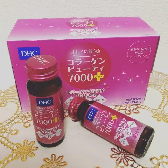 Một hộp sản phẩm chứa 10 chai thủy tinh 50ml.