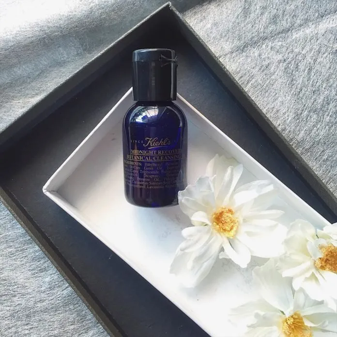 Review dầu tẩy trang Kiehls Midnight Recovery Botanical Cleansing Oil cleansing oil dầu tẩy trang Dầu tẩy trang Kiehls Dầu tẩy trang Kiehls Midnight Recovery Botanical Cleansing Oil Kiehls Kiehls Midnight Recovery Botanical Cleansing Oil Loveat1stshine mỹ phẩm Kiehls review mỹ phẩm tẩy trang Tẩy trang cho da nhạy cảm TheMakeaholics