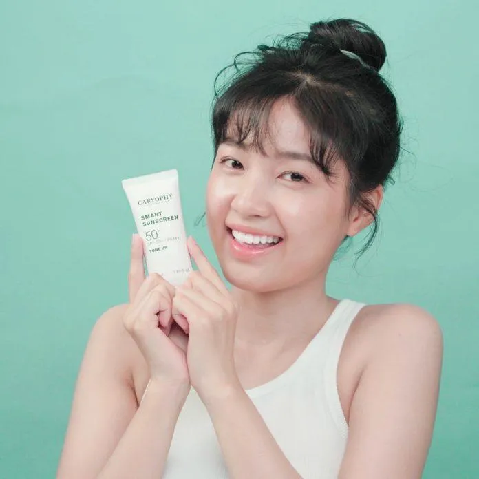 Sử dụng kem chống nắng Caryophy Smart Sunscreen hàng ngày vào buổi sáng cũng như apply lại 1-2 lần trong ngày để da được bảo vệ tối ưu (Nguồn: Internet).