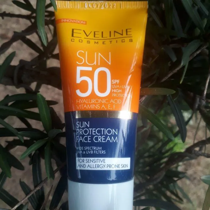 Tuýp kem chống nắng cho da nhạy cảm Eveline Sun Protection Face Cream SPF 50 sáng bóng, đẹp tinh tế, dễ thương, tiện lợi bỏ túi xách mang theo bên mình (ảnh: Blogphunu.edu.vn).