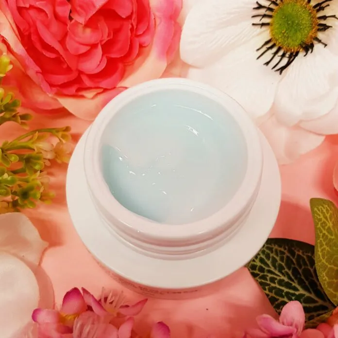 Belif The True Cream Aqua Bomb dạng gel thấm nhanh trên da.