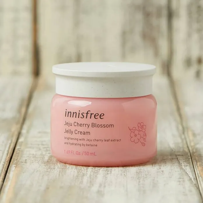 Kem dưỡng ẩm Innisfree Jeju Cherry Blossom Jelly Cream không gây cảm giác nặng mặt khó chịu