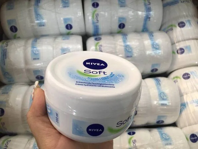 Điểm khác biệt vượt trội mà kem Nivea Soft có là nó vừa dưỡng ẩm da mặt và toàn thân (ảnh: internet).