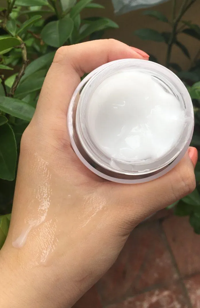 Chất kem của Senka White Beauty Glow Gel Cream.