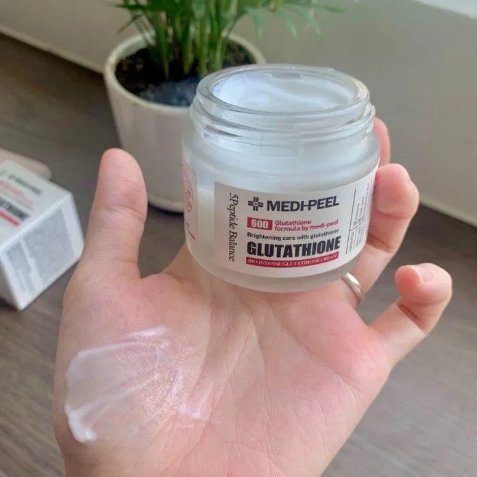 Cosrx Comfort Ceramide Cream có kết cấu mềm mịn và thấm rất nhanh trên da (Nguồn: Internet) Nguồn : https://bloganchoi.com/review-kem-duong-am-phuc-hoi-cosrx-comfort-ceramide-cream/