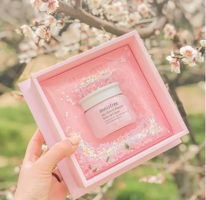 Thiết kế bao bì màu hồng siêu cute của Innisfree Cherry Blossom Tone Up Cream