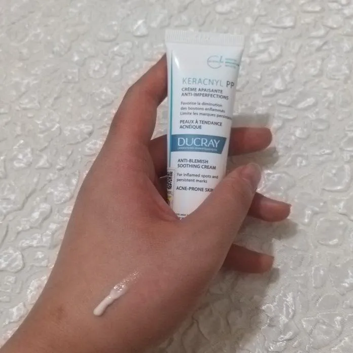 Kết cấu kem trị mụn Ducray Keracnyl PP Anti-blemish Soothing Cream có dạng gel cream màu trắng (Nguồn: Blogphunu.edu.vn)