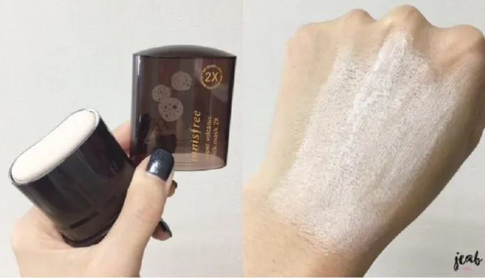 Chất mặt nạ Innisfree Super Volcanic Stick Mask 2X rất dễ tán và không quá khô.