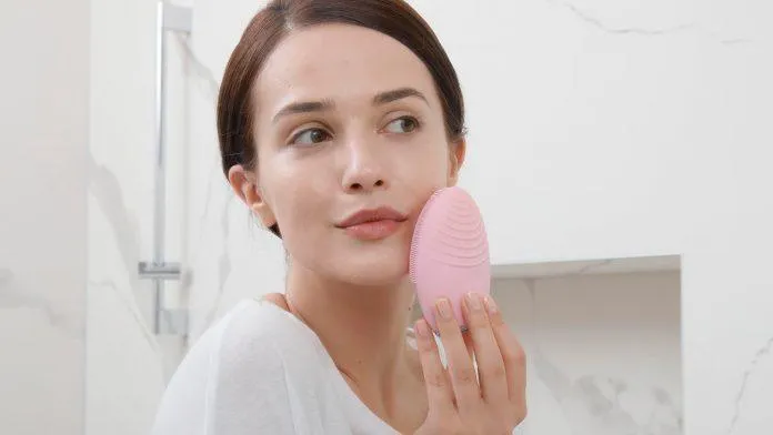 Sử dụng Foreo Luna 3 để làm sạch sâu (ảnh: internet)