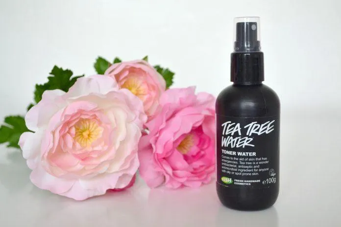 Bao bì nước hoa hồng Lush Tea Tree Water được thiết kế mang tone đen chủ đạo, hình thức bóng bảy, tinh tế (ảnh: internet).