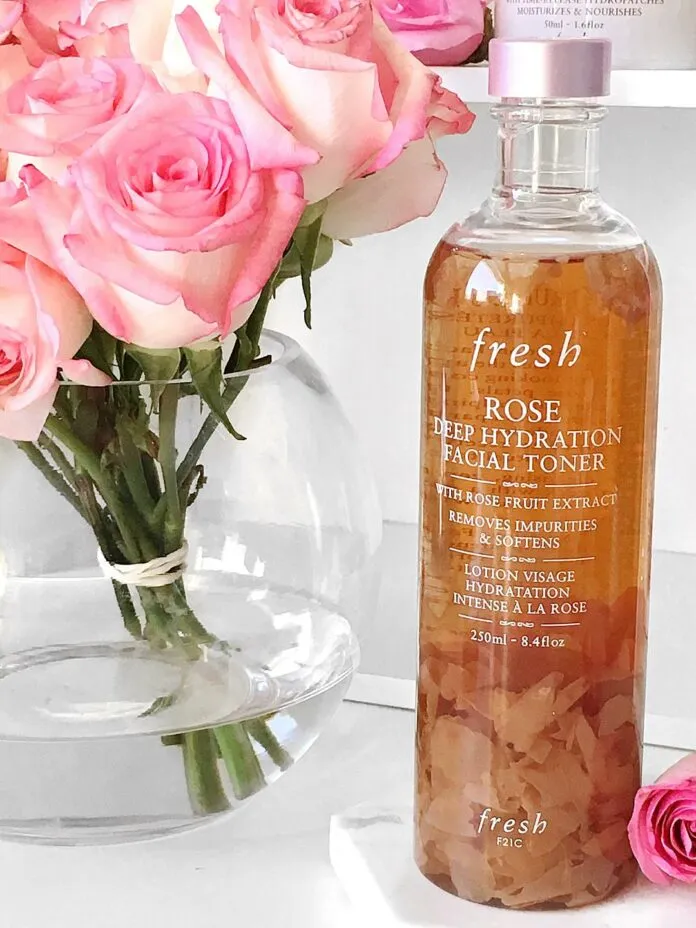 Nhìn chung nước hoa hồng Fresh Rose Deep Hydration Facial Toner có giá khá đắt