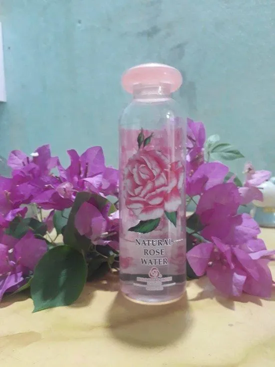 Nước hoa hồng NATURAL ROSE WATER giúp da mềm và sạch da, se khít lỗ chân lông, làm da săn chắc hơn (Ảnh: Blogphunu.edu.vn).