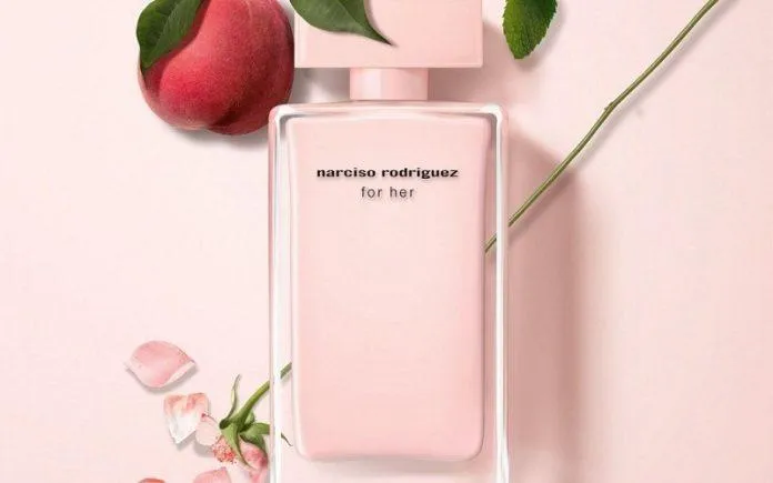 Nước hoa Narciso Rodriguez For Her là sự hòa quyện tuyệt vời của hoa hồng, xạ hương, hổ phách và hương gỗ (Nguồn: Internet)