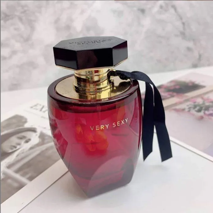 Review nước hoa Victorias Secret Very Sexy: Nồng nàn nhưng không kém phần trẻ trung, tươi mới Cappuccino đậu đen GO hổ phách hoa mimosa Hoa phong lan hoa trà hương cuối hương đầu hương giữa ngọt ngào Nước hoa victoria secret Nước hoa Victoria Secret Very Sexy quyến rũ quýt review nước hoa tiêu đen Victoria s Secret Very Sexy Victorias Secret xạ hương xương rồng