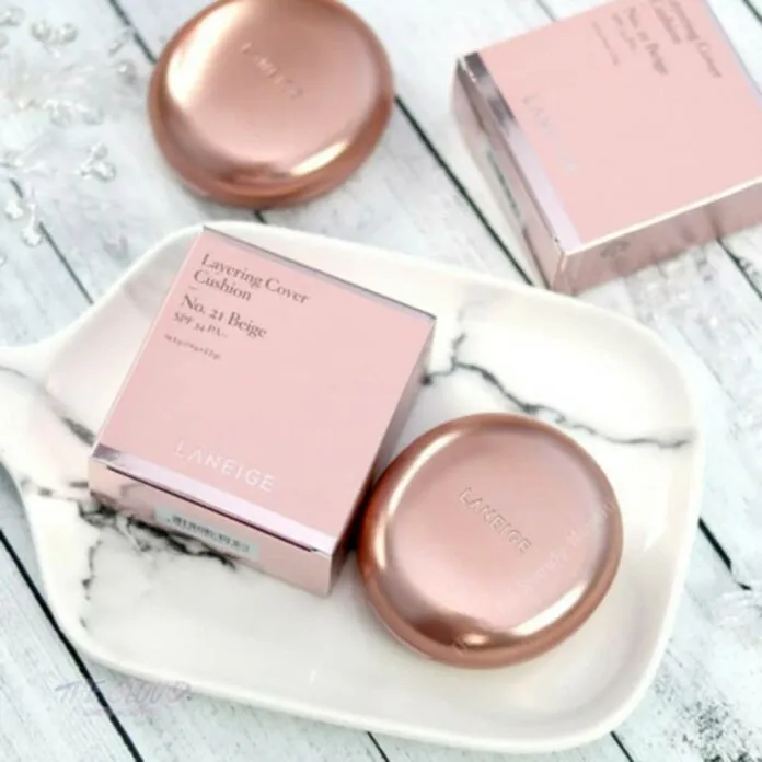 Cushion Laneige có ngoại hình sang chảnh với tông màu Rose Gold làm chủ đạo.