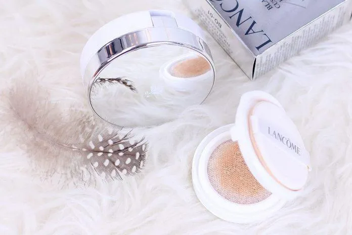 Review phấn nước LANCÔME Blanc Expert Cushion Compact High Coverage: Độ che phủ cao, mỏng nhẹ trên da