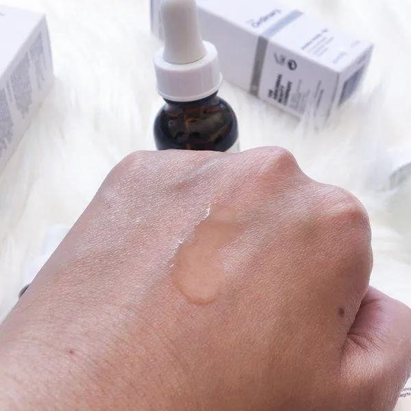 Kết cấu của Serum The Ordinary Amino Acids + B5 khá lỏng và thấm nhanh trên da (Nguồn: Internet)