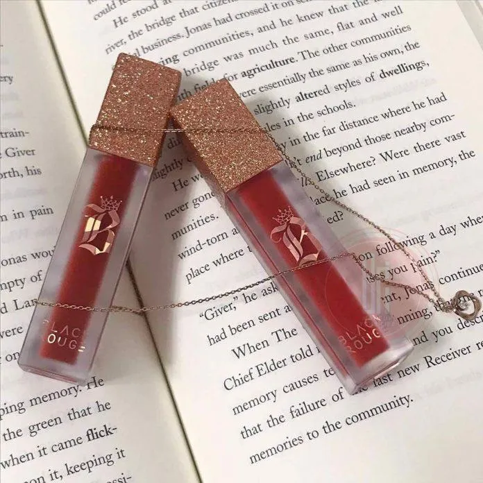 Review son Black Rouge Air Fit Velvet Tint Version 7 Velvet Crown: Vị vua của dòng son velvet tint trở lại và có lợi hại hơn xưa? bảng màu Black Rouge Black Rouge Air Fit Velvet Tint Black Rouge Air Fit Velvet Tint Version 7 Black Rouge Air Fit Velvet Tint Version 7 Velvet Crown màu cam đất màu cam đỏ màu cam gạch màu đỏ màu đỏ nâu màu đỏ neon review son review son black rouge sản phẩm son Black Rouge son kem lỳ son Velvet thiết kế thông tin thương hiệu trở lại