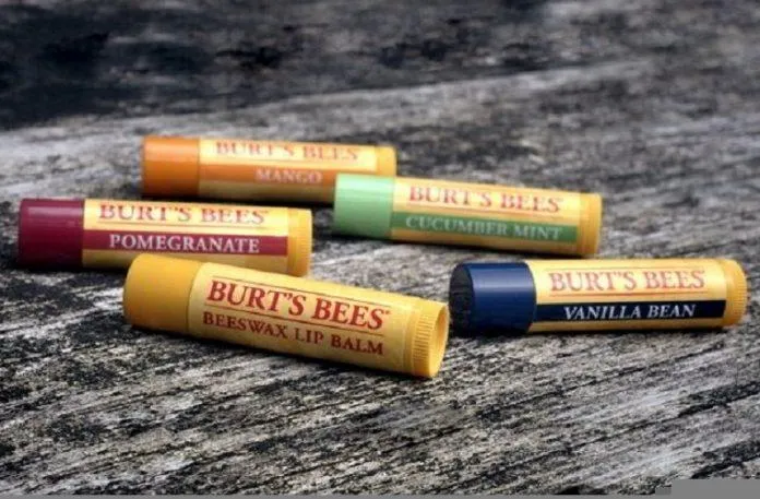 Review son dưỡng Burts Bee Natural Moisturizing Beeswax Lip Balm: cho môi căng mọng bảo vệ môi beeswax burts bee dưỡng môi lành tính Mỹ mỹ phẩm Mỹ review mỹ phẩm review son dưỡng sáp ong son dưỡng son dưỡng bình dân son dưỡng burts bee son dưỡng Burt’s Bee Natural Moisturizing Beeswax Lip Balm son dưỡng giá rẻ son dưỡng sáp ong son dưỡng tốt bình dân son môi nổi tiếng thương hiệu burts bee trị thâm môi