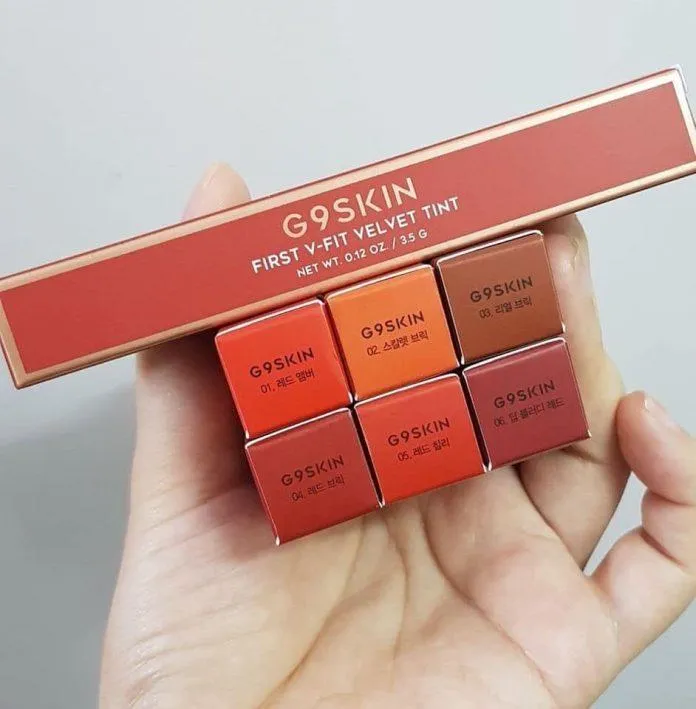 Vỏ son của G9Skin First V-Fit Velvet Tint với màu sắc trùng với màu son bên trong. (nguồn: Internet)