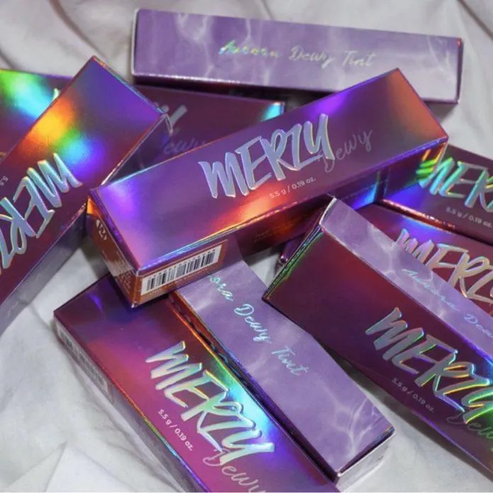 Merzy Aurora Dewy Tint có vỏ son ánh cầu vồng lấp lánh. (nguồn: Internet)