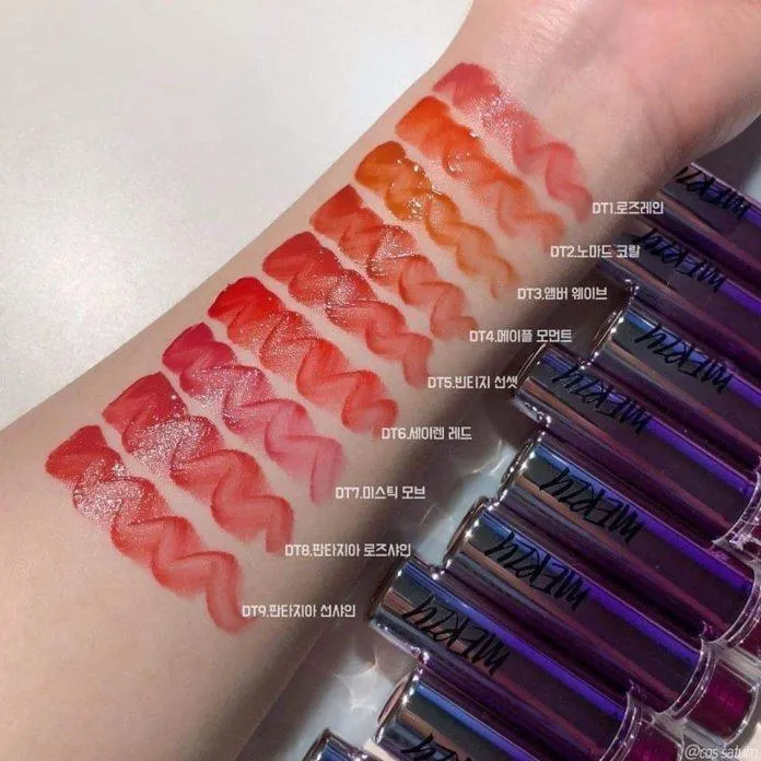 Chất son của Merzy Aurora Dewy Tint hơi lỏng, có lớp bóng trong suốt như pha lê. (nguồn: Internet)