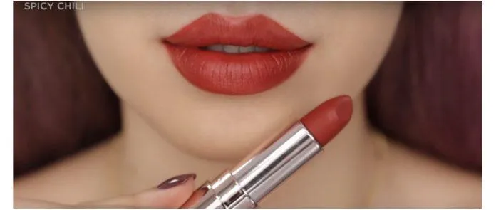 Màu son dễ dùng, có thể phối với nhiều kiểu makeup khác nhau, không kén tone da hay men răng, dịp gì dùng cũng đẹp