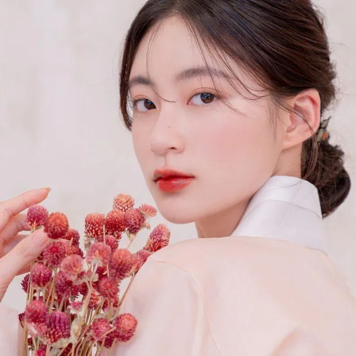 Review son Romand Hanbok Project x K-Heritage Glasting Water Tint & See Through Matte Tint: vẻ đẹp truyền thống từ quốc phục Hàn Quốc bảng màu màu cam đào màu cánh hoa hồng khô màu đỏ màu đỏ nâu màu hồng tím màu hồng tím đất màu nâu cam ánh quế màu nude màu nude cam review son review son romand Romand Romand Glasting Water Tint Romand Hanbok Project Romand Hanbok Project Glasting Water Tint Romand Hanbok Project See Through Matte Tint Romand See-Through Matte Tint Romand x K Heritage Hanbok Project sản phẩm son Romand thiết kế thông tin thương hiệu truyền thống