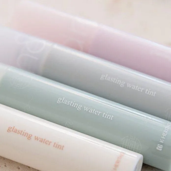 Trong khi đó Glasting Water Tint có lớp vỏ nhắn bóng (nguồn: Internet).