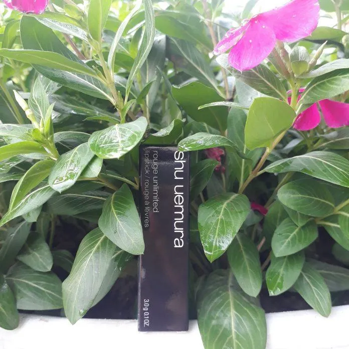 Review son Shu Uemura Rouge Unlimited Lipstick: Màu đỏ gạch nâng niu đôi môi gợi cảm mãnh liệt