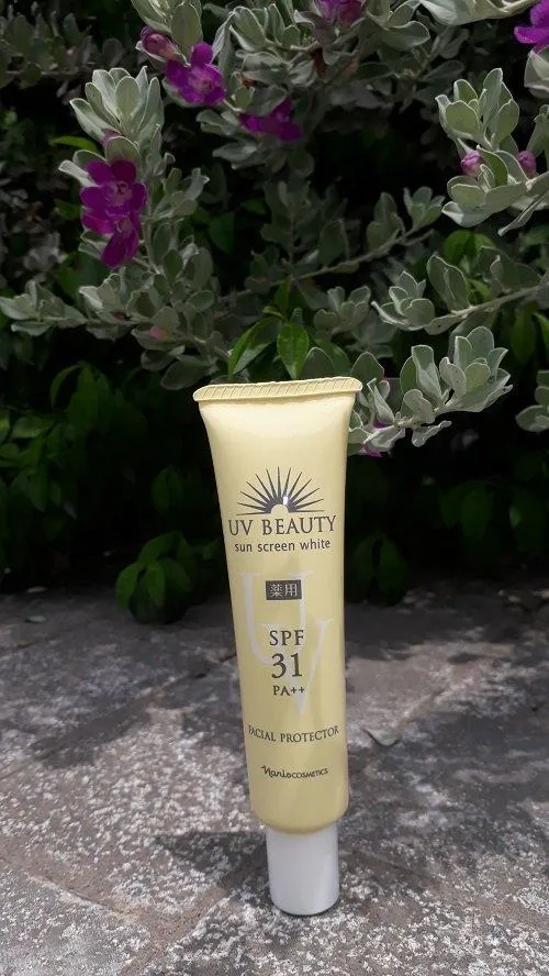 Naris UV BEAUTY Sun Screen White SPF31 PA++ là sản phẩm có sự kết hợp công thức chống nắng vật lý lai hóa học (ảnh: Blogphunu.edu.vn).