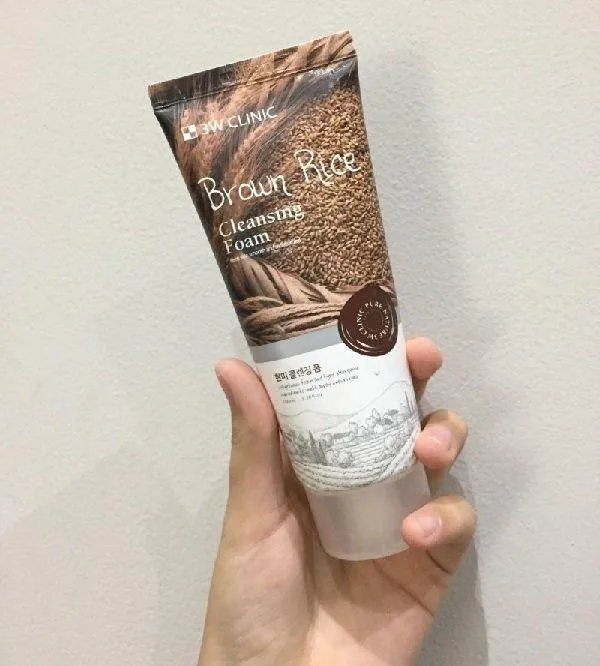 Với giá thành rẻ và khả năng làm sạch tốt sữa rửa mặt gạo 3w Clinic Brown Rice Foam Cleansing là lựa chọn phù hợp cho HS-SV. (Nguồn: Internet)