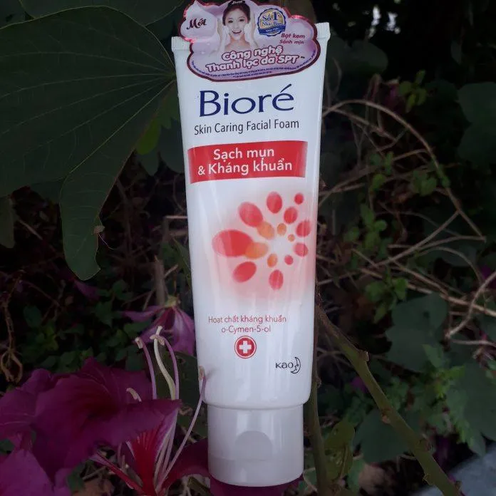 Sữa rửa mặt Bioré Skin Caring Facial Foam có hình thức dạng tuýp nhựa mềm, bóng bảy (ảnh: Blogphunu.edu.vn).