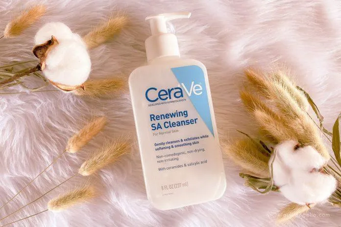 Sữa rửa mặt CeraVe Renewing SA Cleanser sở hữu những thành phần làm sạch sâu trong khi vẫn nuôi dưỡng lan